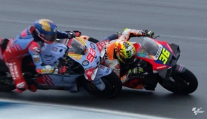 Senggolan Marc Marquez dan Joan Mir dalam balapan utama MotoGP Thailand 2024. (c) Dorna Sports/MotoGP