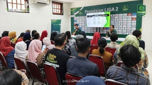 Sosialisasi dan literasi produk Pegadaian yang dihadiri 50 pelaku Usaha Mikro Kecil dan Menengah (UMKM) yang berada di sekitar Stadion Sriwedari. (c) dok.LIB