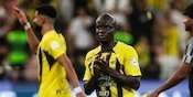 Memang Panutan! N'Golo Kante Punguti Sampah di Lapangan Saat Pemain Lain Lebih Pilih Istirahat