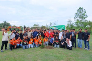 Dari Lapangan ke Lingkungan: Kolaborasi Pegadaian, PT LIB, Persiraja, dan Suporter untuk Bumi yang Lebih Baik