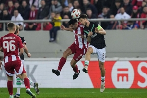 Mees Hilgers Ditarik Keluar Akibat Cedera, FC Twente Ditahan Imbang Olympiakos 0-0