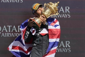 Cari 'Penyelamat' di MotoGP, KTM Akhirnya Ngaku Negosiasi Serius dengan Lewis Hamilton