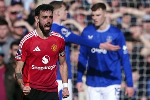 Bruno Fernandes Terlibat Adu Mulut dengan Legenda Everton di Pinggir Lapangan