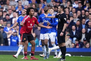 Wasit dan VAR yang Menyelamatkan MU Saat Melawan Everton