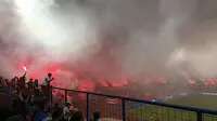 Bobotoh Tumpah Ruah ke Lapangan, Rayakan Persib Bandung Juara BRI Liga 1
