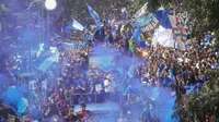 Lautan Bobotoh Sambut Meriah Konvoi Juara Persib: Dari Balai Kota Bandung Menuju Gedung Sate