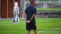 Kompak dan Penuh Makna, Patrick Kluivert sampai Ole Romeny Pakai Gelang Tridatu Selama TC Timnas Indonesia di Bali