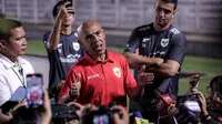 Gunakan Bahasa Indonesia di Hadapan Awak Media, Simon Tahamata Bertekad Bantu Perkembangan Sepak Bola Indonesia