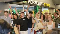 Momen Mahasiswa Inggris asal Liverpool Merayakan Ultah Persebaya di Surabaya